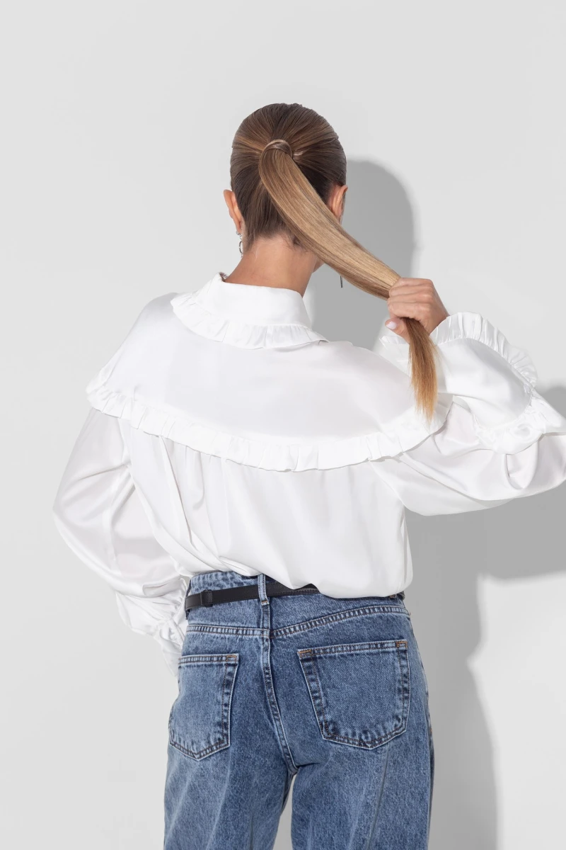 Молочна шовкова блуза з рюшею