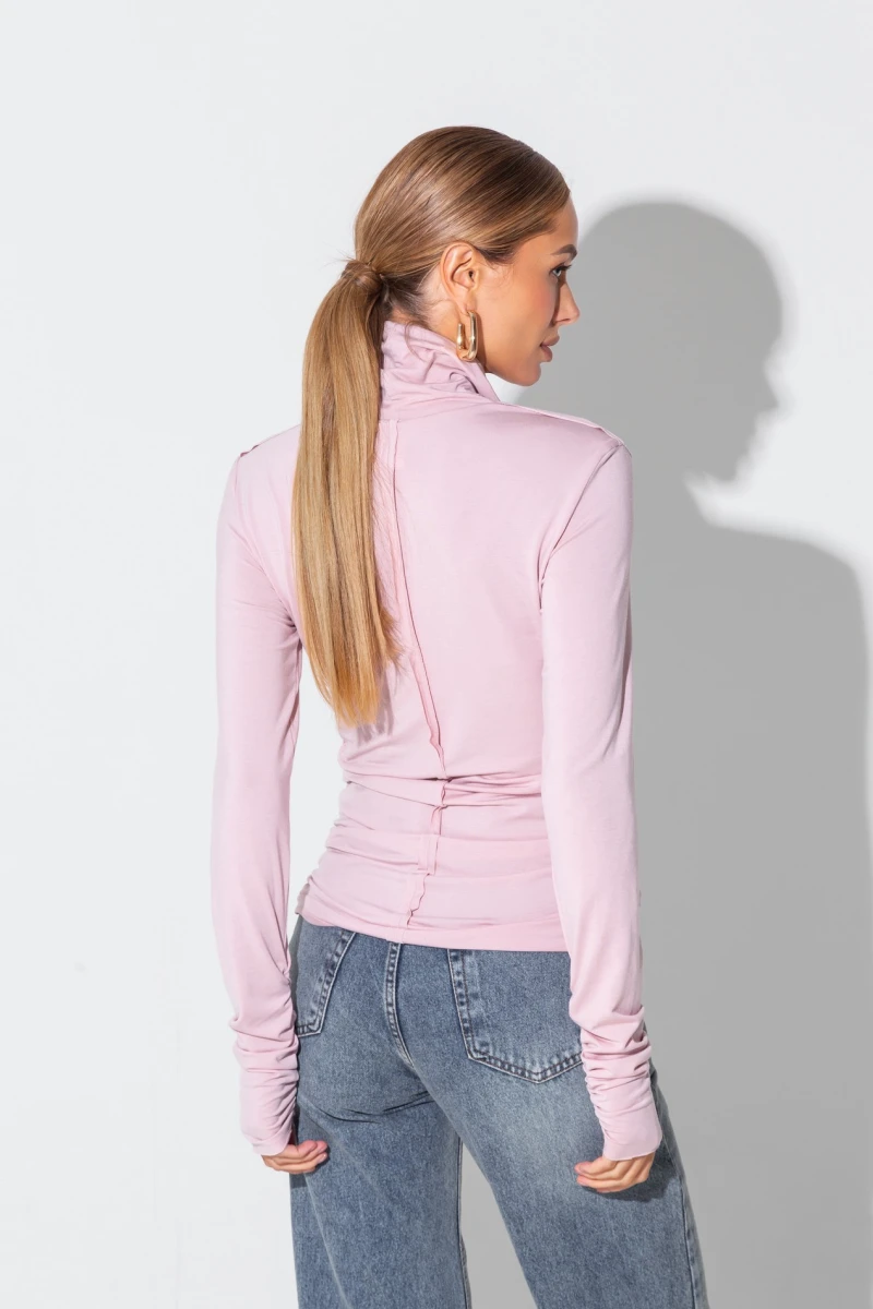 Straight blue jeans with raw edges