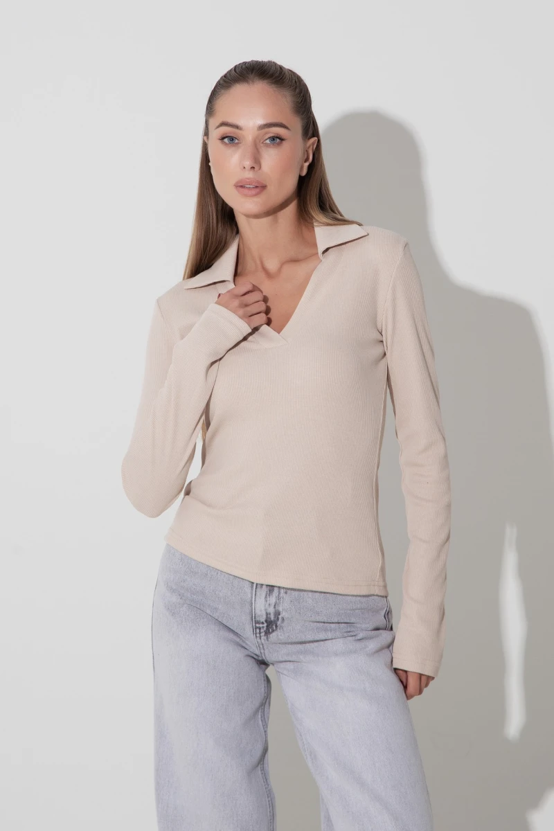 Long-sleeved shirt with V-neck and collar