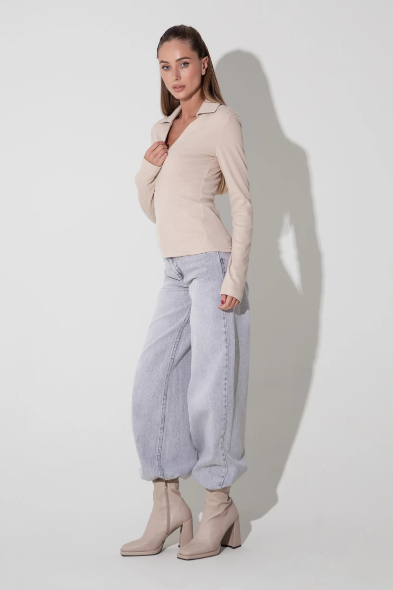 Long-sleeved shirt with V-neck and collar