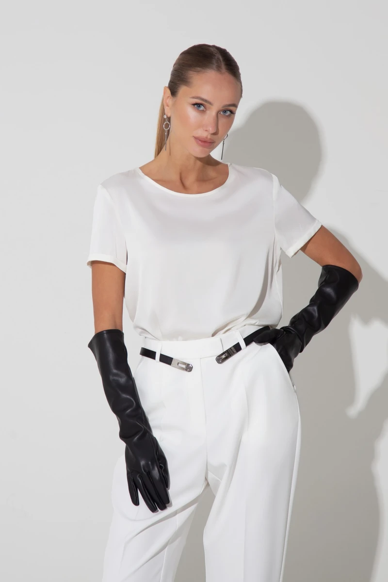 Slim-fit trousers made of suit fabric milky
