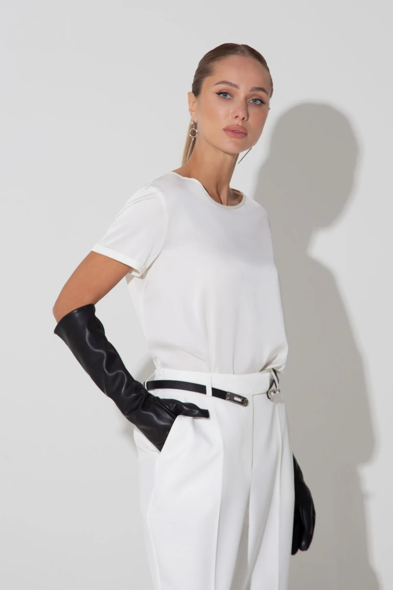 Slim-fit trousers made of suit fabric milky