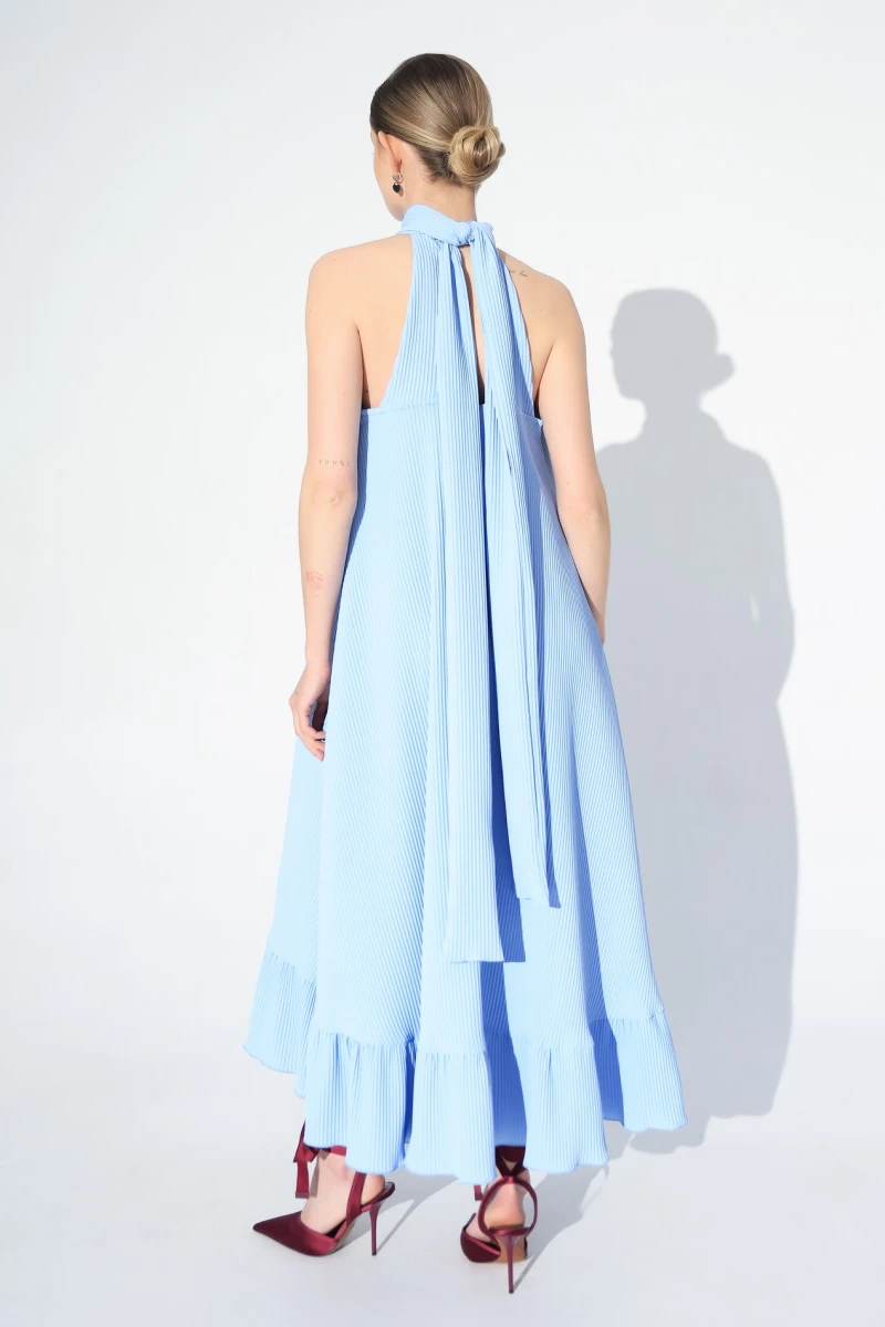 Голубое платье миди с драпировкой по низу