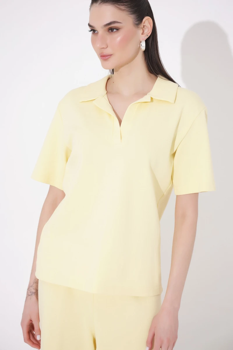Light yellow knitwear suit