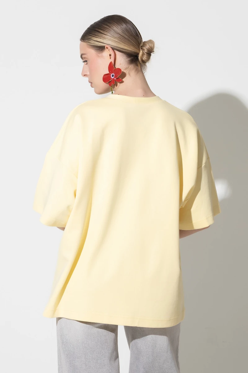 Loose-fitting vanilla T-shirt
