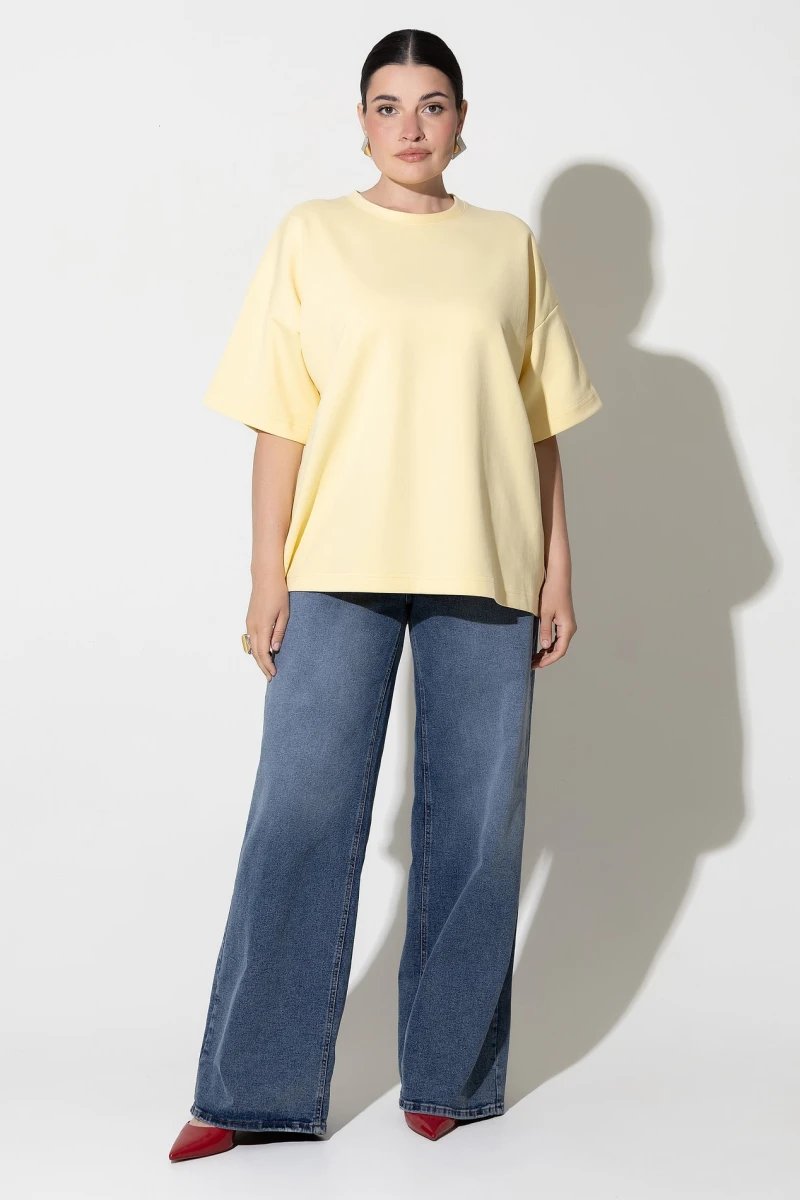 Loose-fitting vanilla T-shirt
