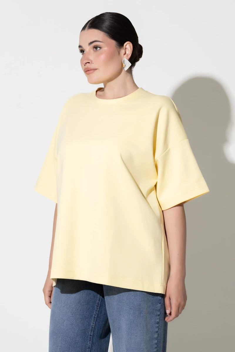 Loose-fitting vanilla T-shirt