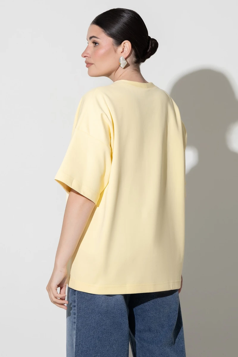Loose-fitting vanilla T-shirt