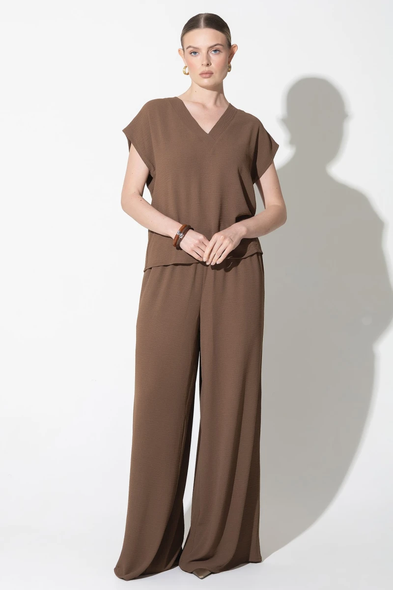 T-shirt and pants suit chocolate
