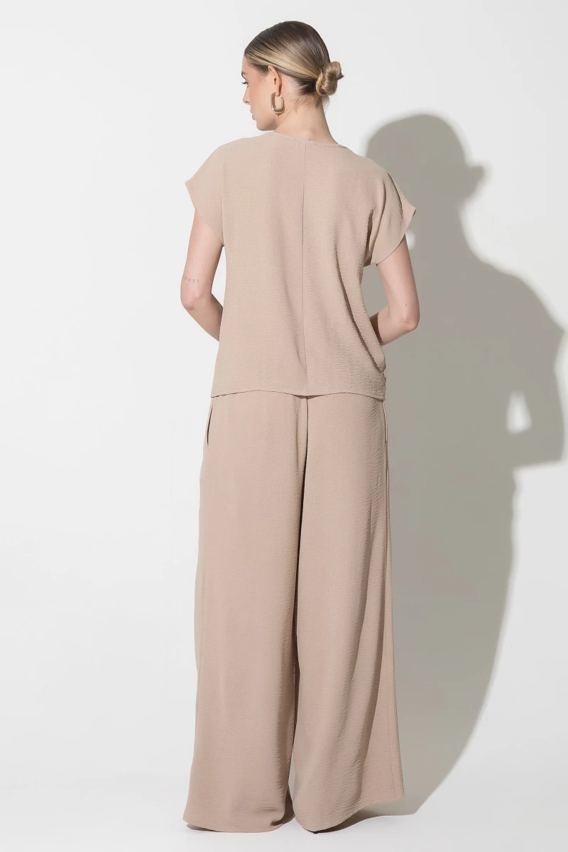 T-shirt and pants suit beige