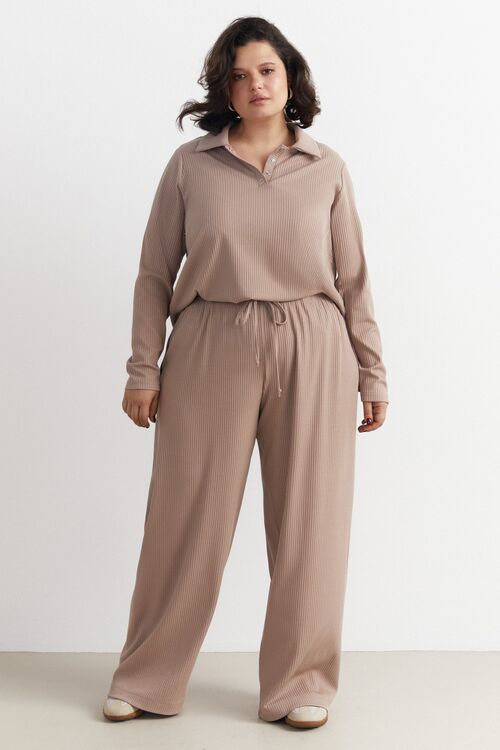 Polo suit with long sleeves and trousers knitted with a ribbed beige plus size 