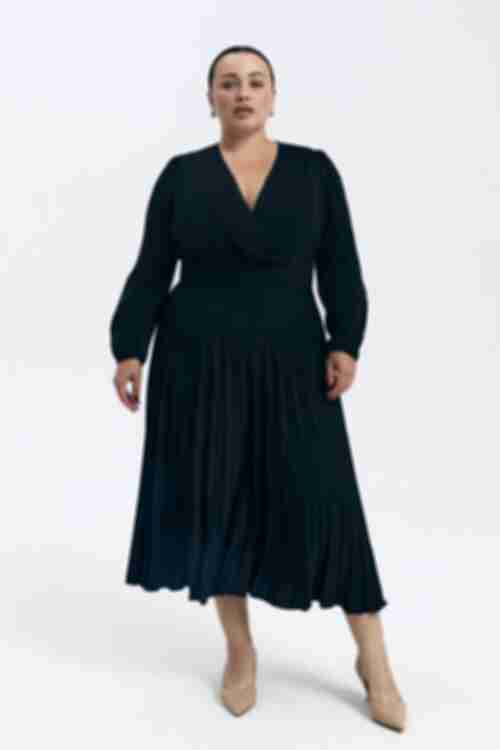 Demi dress with pleated skirt black plus size