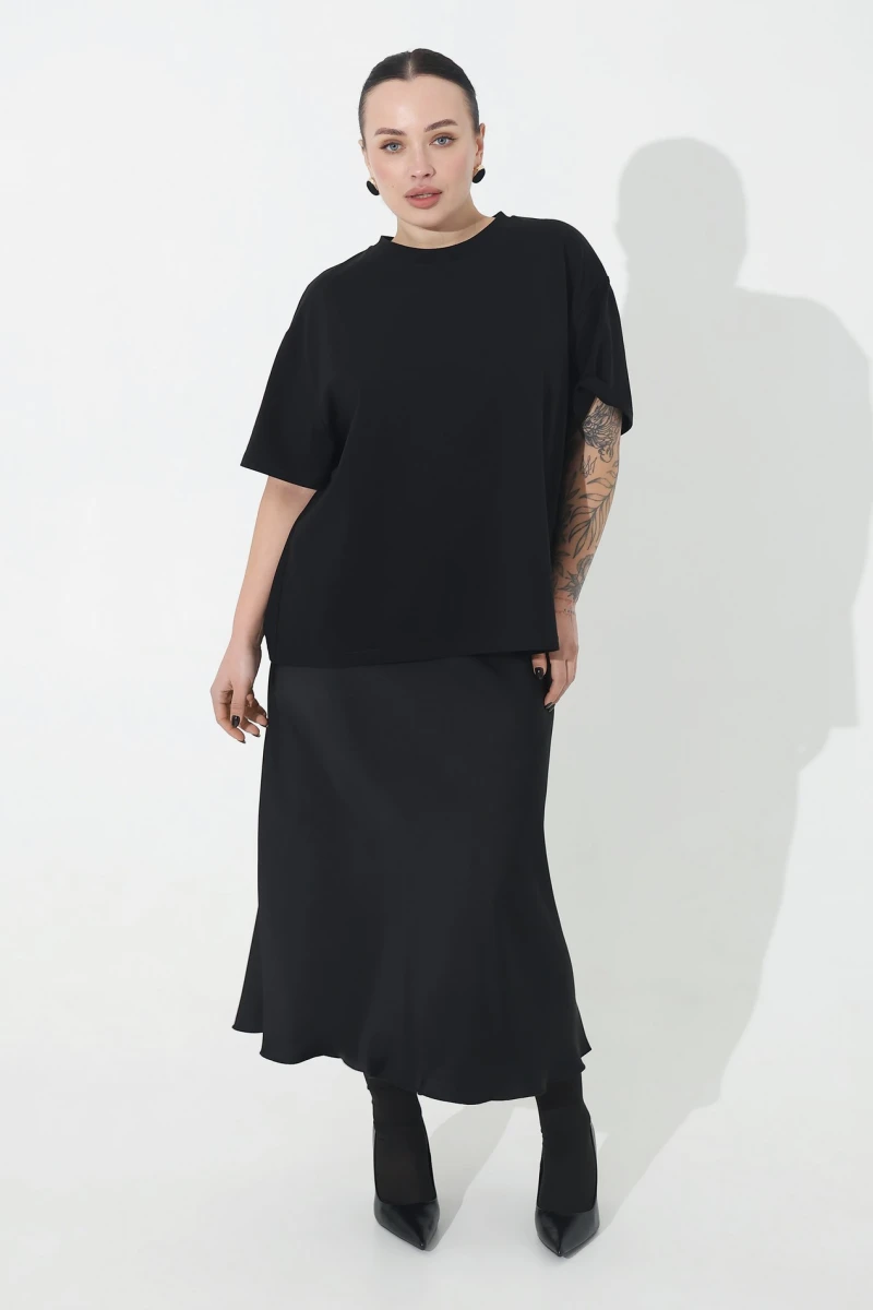Cropped black T-shirt plus size