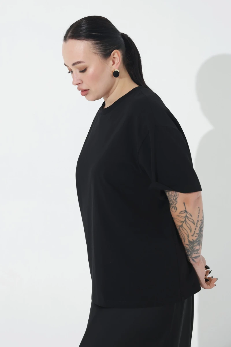 Cropped black T-shirt plus size