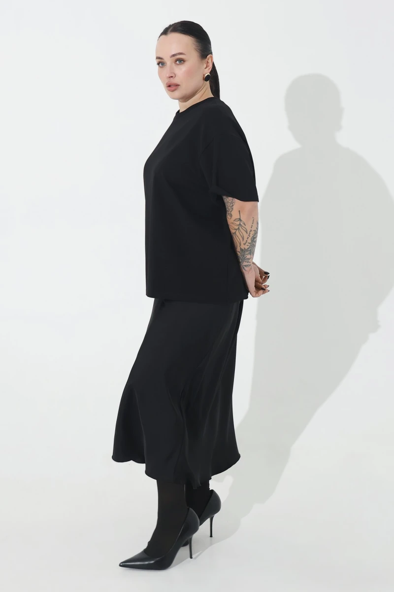 Cropped black T-shirt plus size