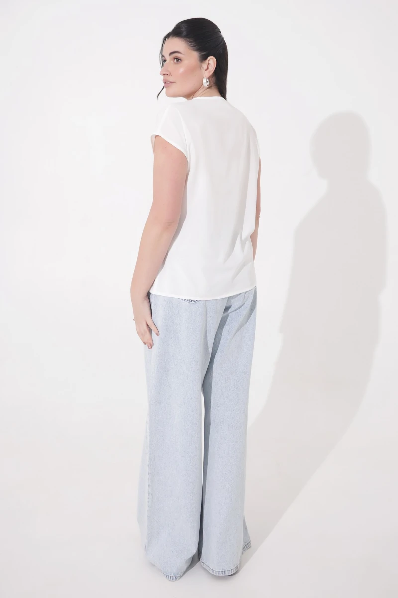 Milky short-sleeved blouse plus size