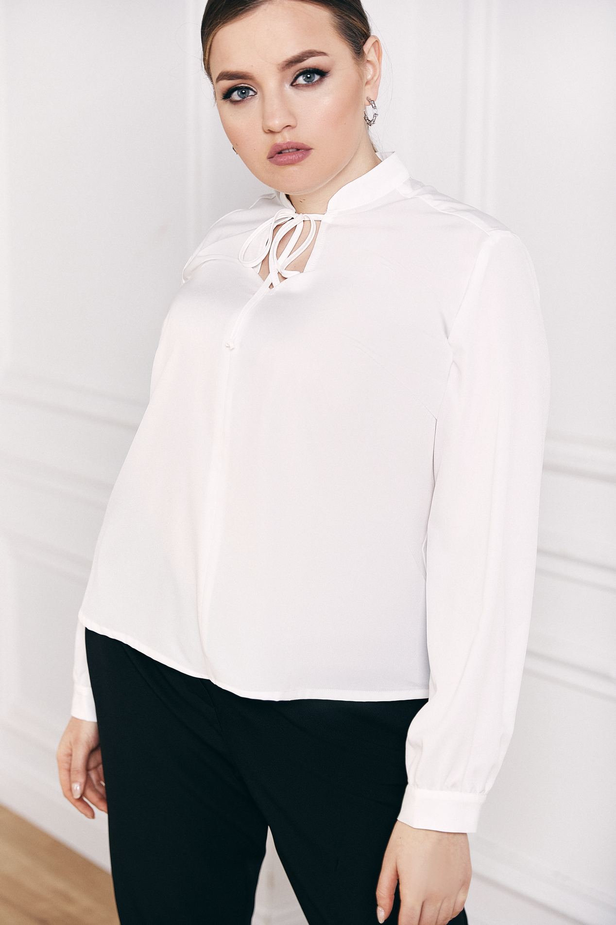 

Блуза з зав`язкою на шиї молочна великий розмір, P010095