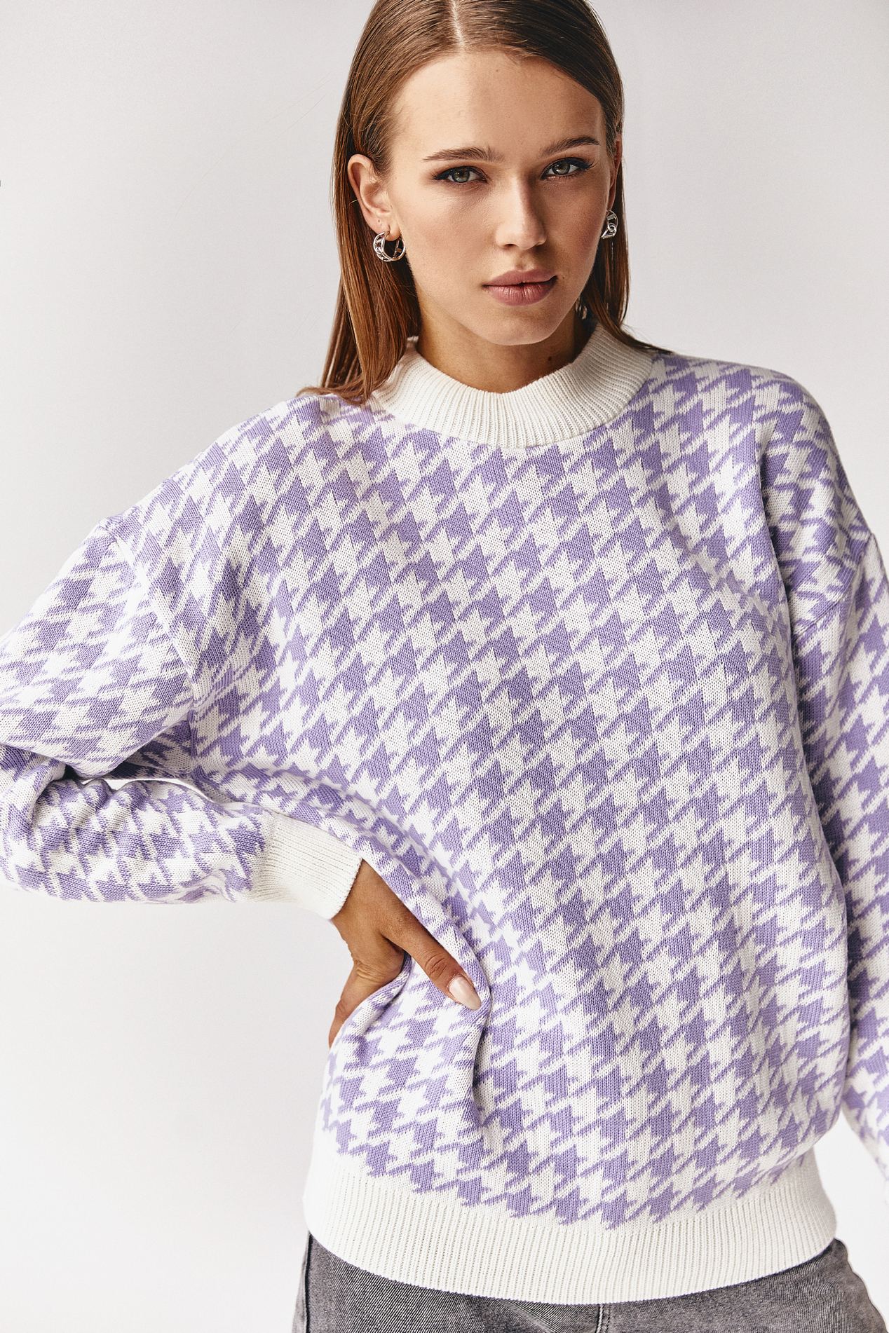

Жіночий в`язаний светр принт гусяча лапка лавандовий, 012210