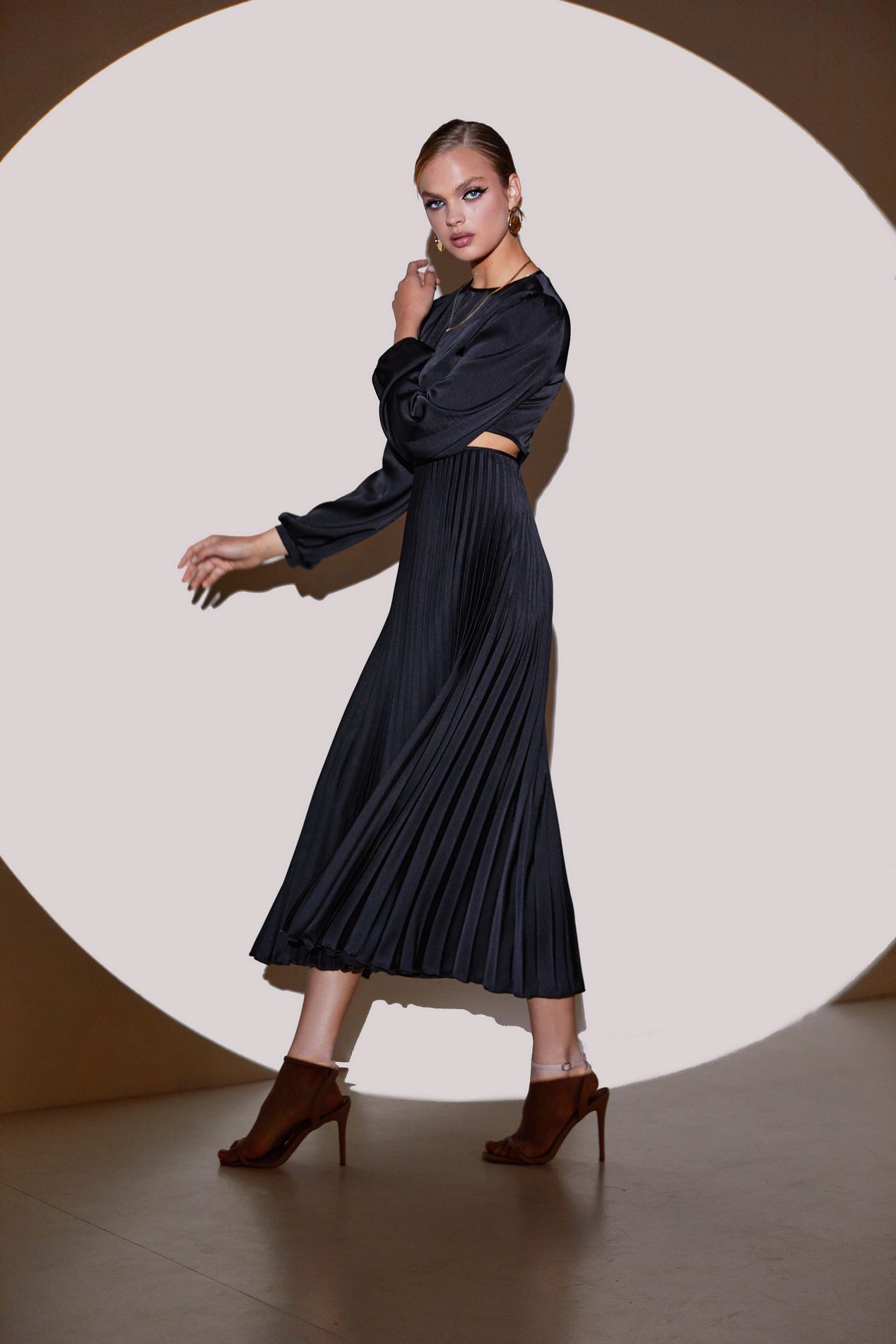 

Чорна шовкова сукня з боковими розрізами на талії, 012581