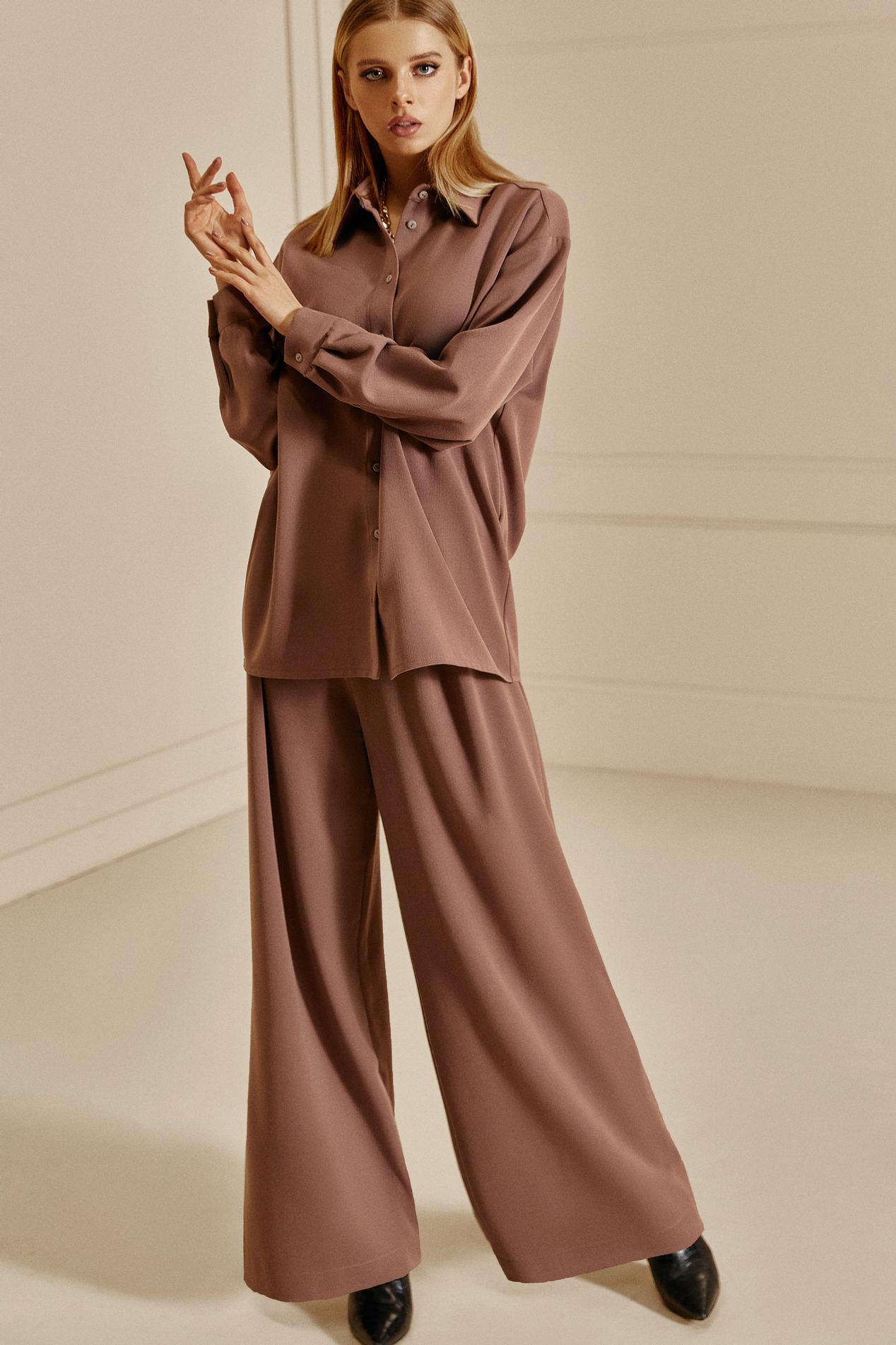 

Жіночі брюки палаццо зі складками на талії кольору мокко, 012634