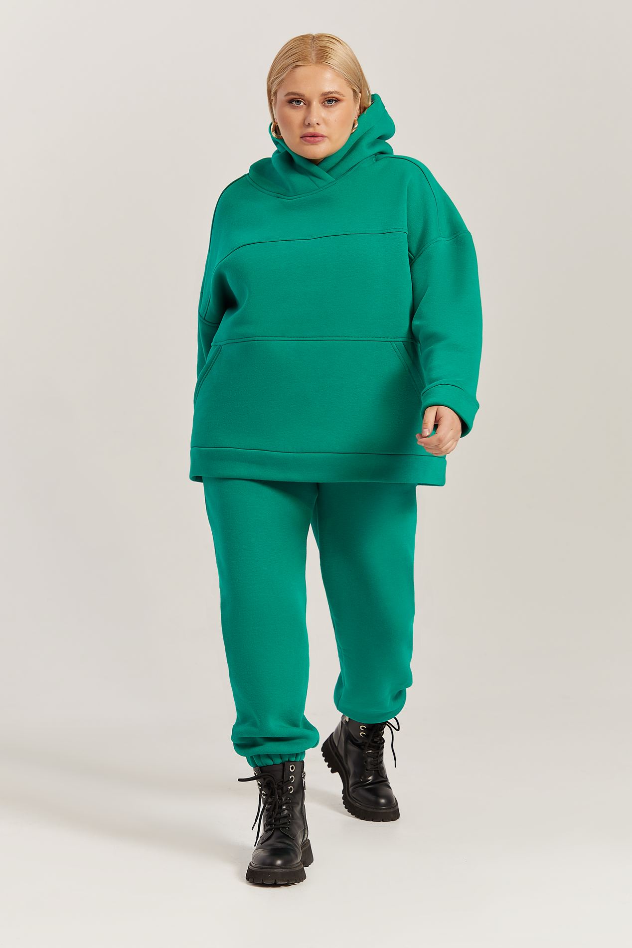 

Жіночий зелений трикотажний костюм худі з кокеткою та брюки з начісом великий розмір, P012657