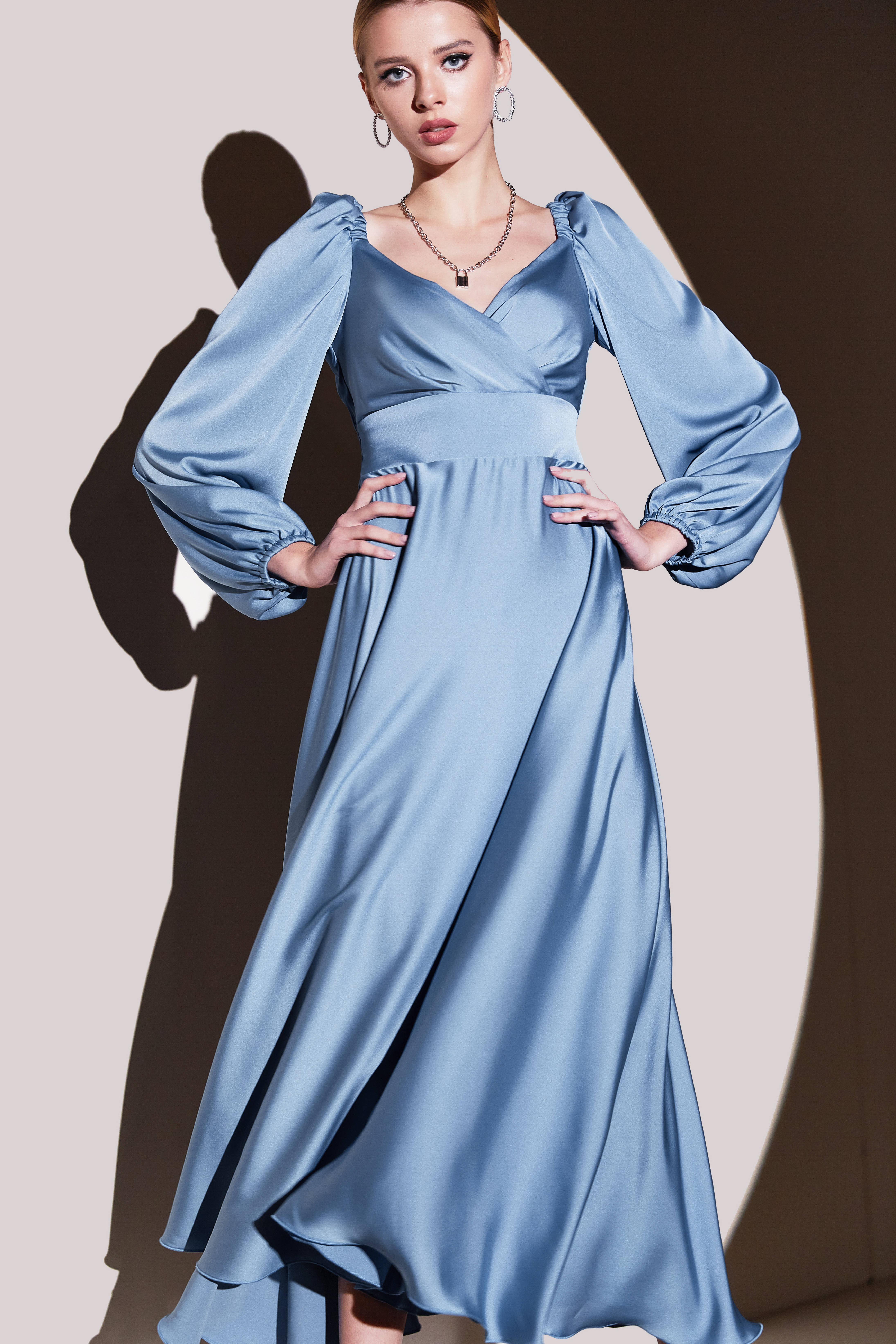 

Блакитна сукня мідаксі з довгим рукавом на запах, 012693