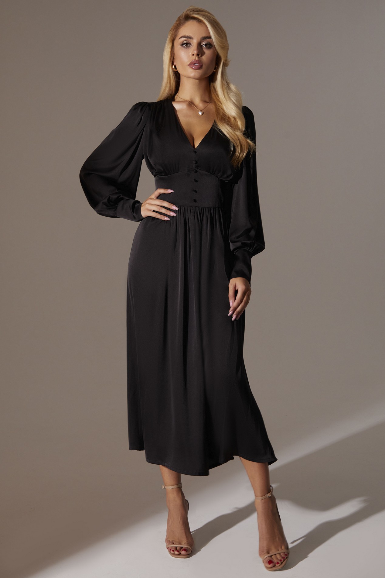 

Сукня зі штучного шовку з фігурним поясом та об'ємними рукавами чорна, 013187