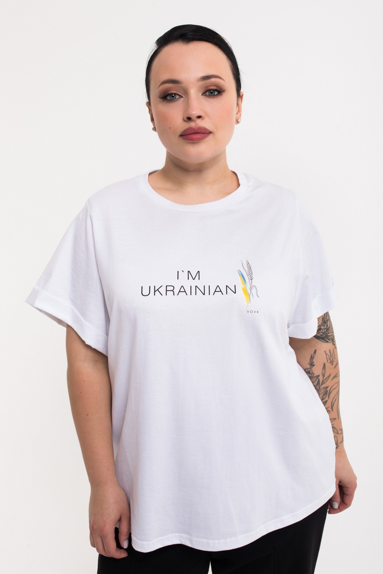 

Трикотажна футболка з принтом "I'M UKRAINIAN" молочна великий розмір, P015926