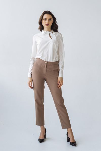 

Жіночі брюки з костюмної тканини кольору капучіно, 09650